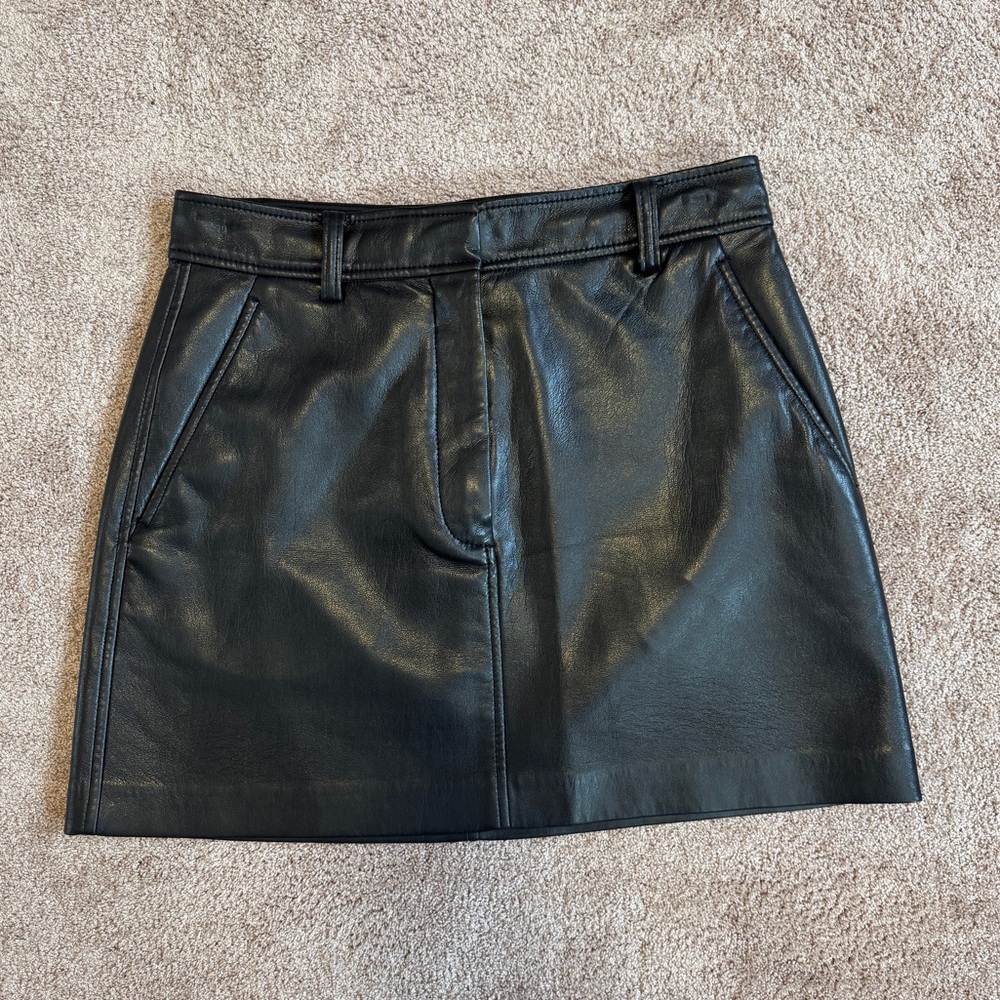 Aritzia (Babaton) Faux Leather Mini Skirt in Black Size 4